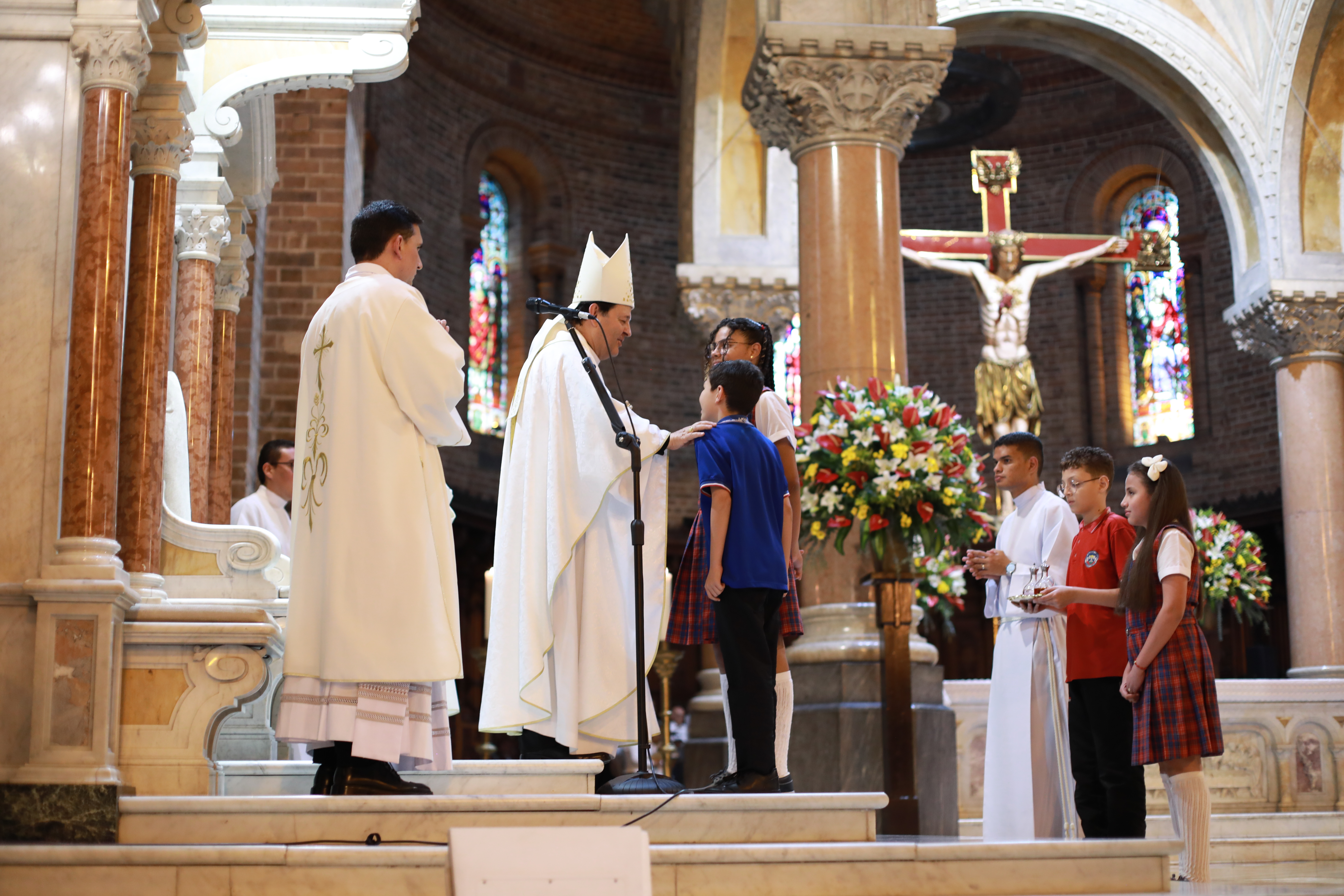Salazar y Herrera celebró con gratitud sus 80 años en una emotiva eucaristía en la Catedral Metropolitana de Medellín.
